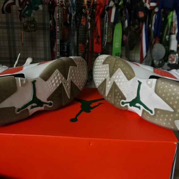 Jordan 6 Gatorade “Like Mike” Size 9.5 - Picture 5 of 8